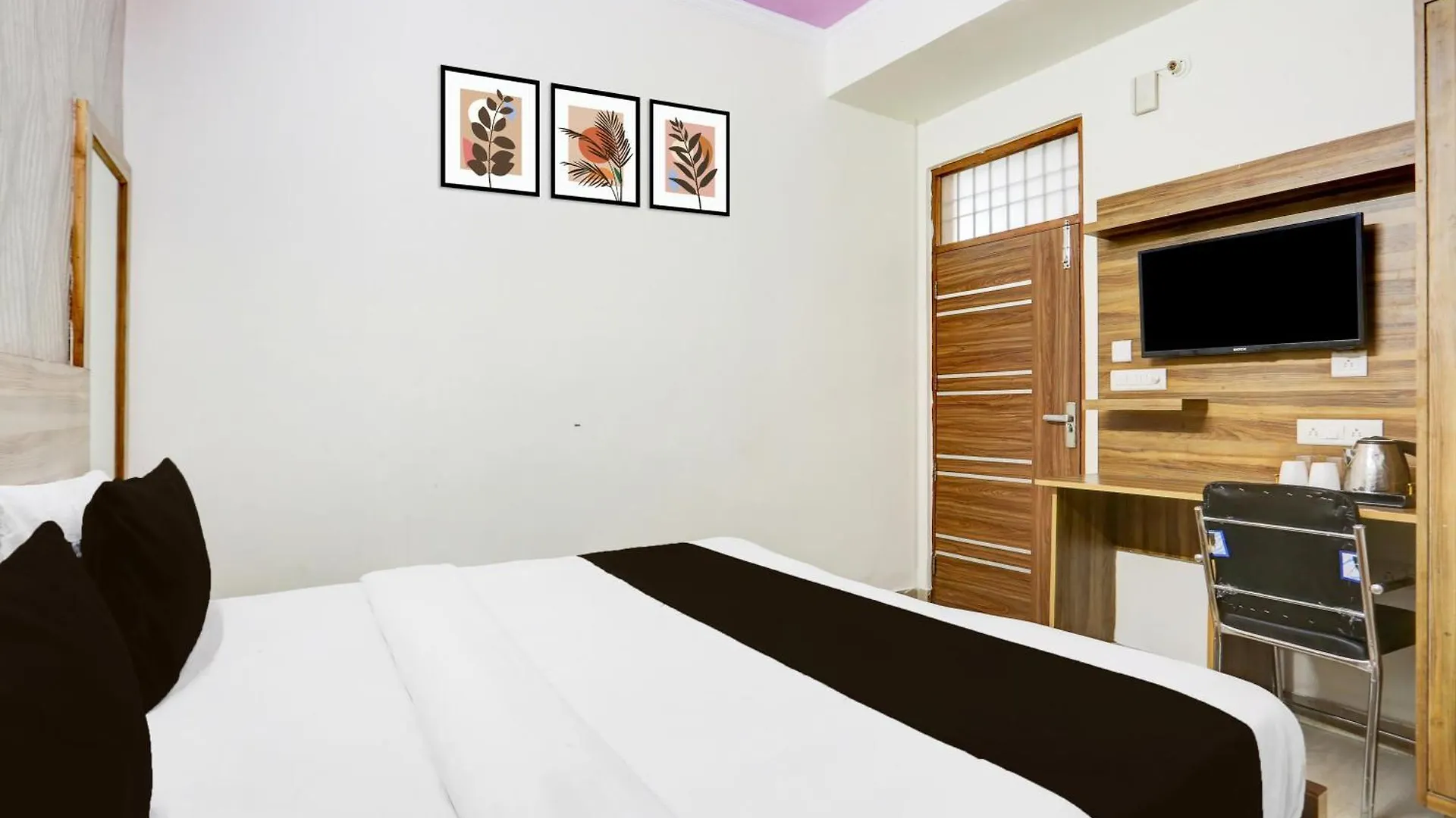 Super Townhouse Sector 4 Gurgaon Hotel India