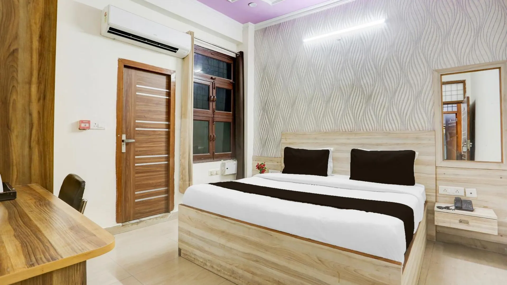 ****  Super Townhouse Sector 4 Gurgaon Hotel India